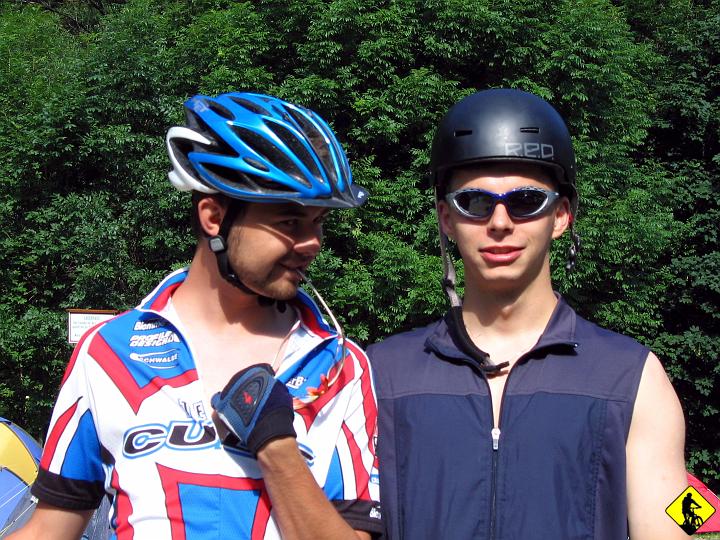 Karta1_ 055.jpg - W sumie teraz przeglądając foty nie jestem sobie w stanie przypomnieć kto prowadził grupetto... a! Agata no tak :) Cel: Dojazd do Klamm i tamtejszego czegoś, chyba klasztoru?  Na zdjęciu sławny Jan(z prawej) i C1 alias żelek - do dzisiaj nie wiem dlaczego taka ksywka.